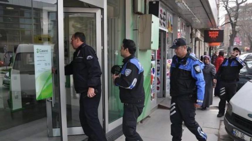 Polisten Banka G&ouml;revlilerine, Telefon Dolandırıcılığı &Ouml;nleme Kartı