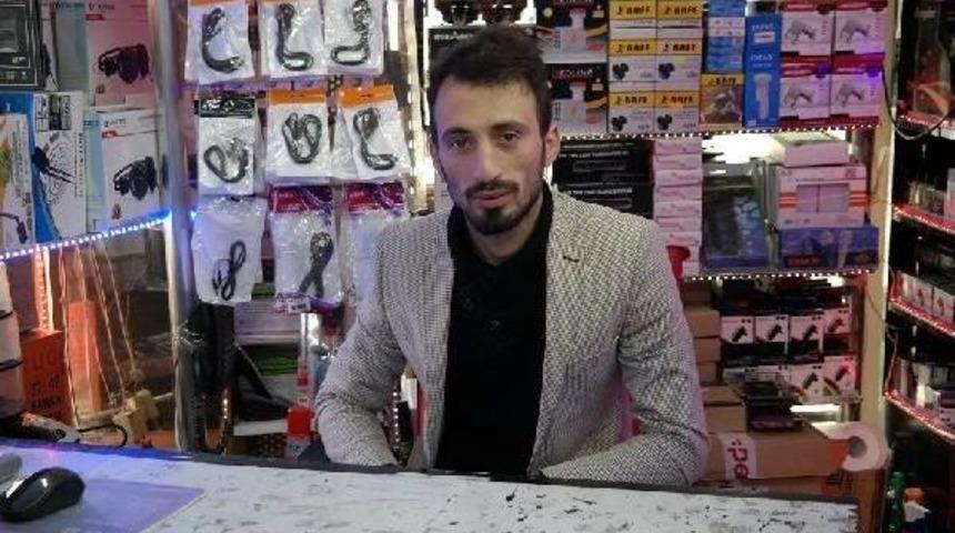 Tabletine Oyun Y&uuml;kletirken, Bağış Kutusunu &Ccedil;aldı