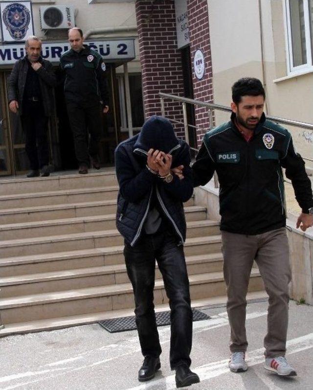 Uyuşturucuları Paspasa Saçtılar, Polis Süpürgeyle Çekti