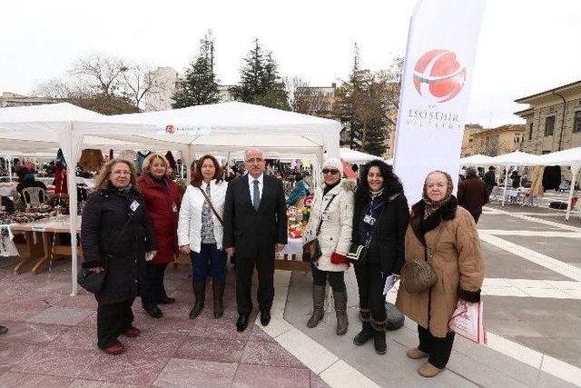 Eskişehirli Kadınlardan Vilayet Meydanında “el Emeği Göz Nuru” Sergisi