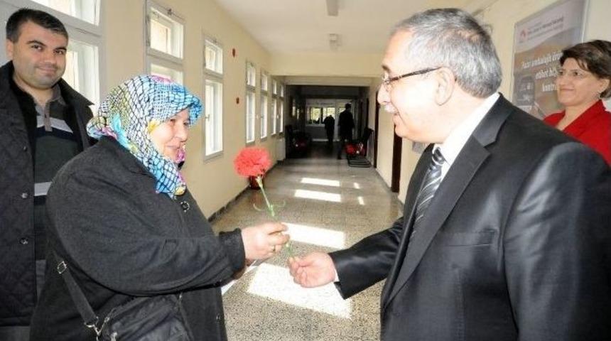 Vali Nayir&rsquo;den &Ccedil;alışan Kadınlara Karanfil