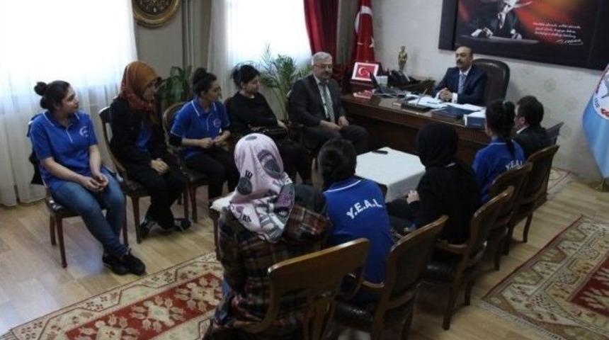 &Ouml;ğrencilerden Milli Eğitim M&uuml;d&uuml;r&uuml;ne Ziyaret