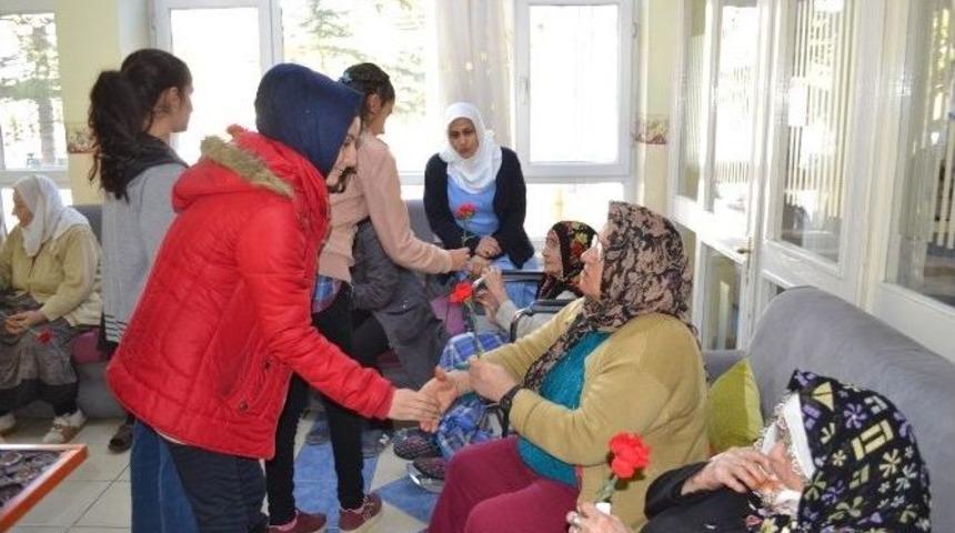 &Ouml;ğrencilerden Huzurevi&rsquo;ne Ziyaret