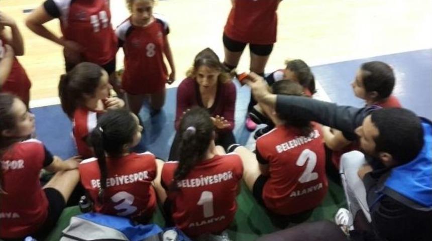 K&uuml;&ccedil;&uuml;k Kızlar Şeker A Takımını Yendi