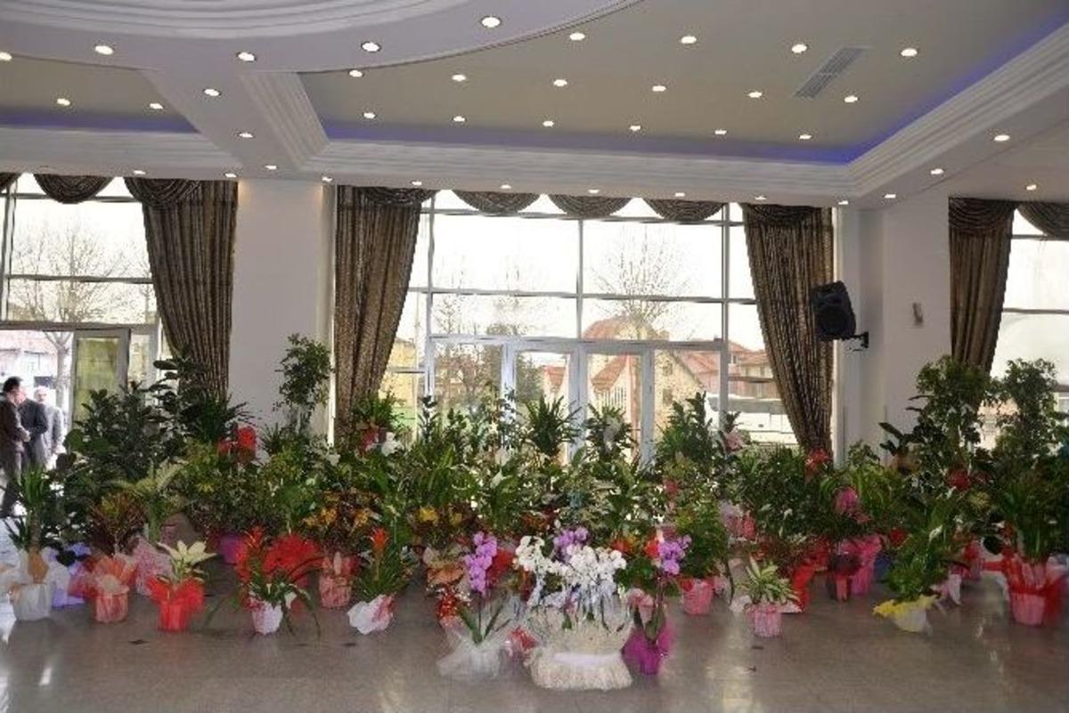 Hendek Belediye Başkanı P&uuml;sk&uuml;ll&uuml;&rsquo;ye Gelen Hayırlı Olsun &Ccedil;i&ccedil;eklerinden İlki 20 Bin Tl&rsquo;ye Satıldı