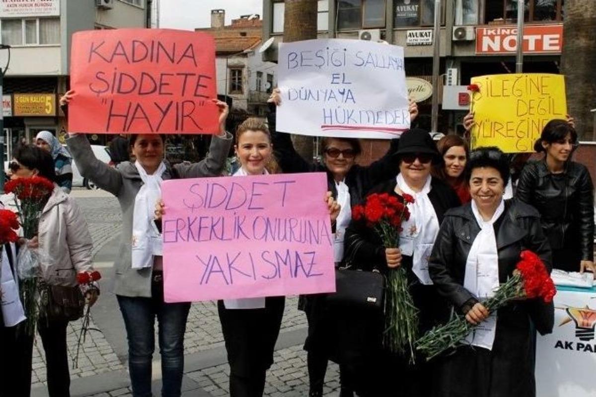 &ldquo;molotof Atarak Değil Karanfil Dağıtarak Bu G&uuml;n&uuml; Andık&rdquo;