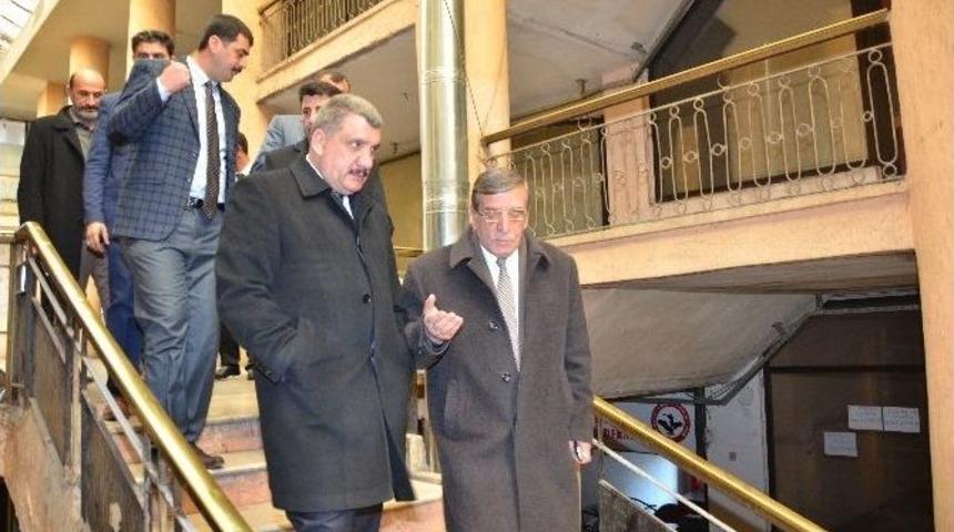 Başkan G&uuml;rkan, Cezmi Kartay Caddesi&rsquo;ni Gezdi