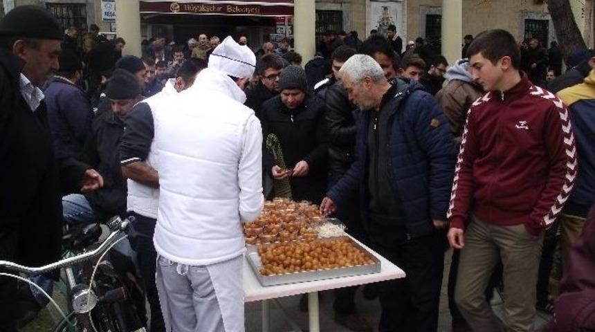 Cuma Namazı Sonrası Cemaate Lokma Tatlısı İkramı Yapıldı