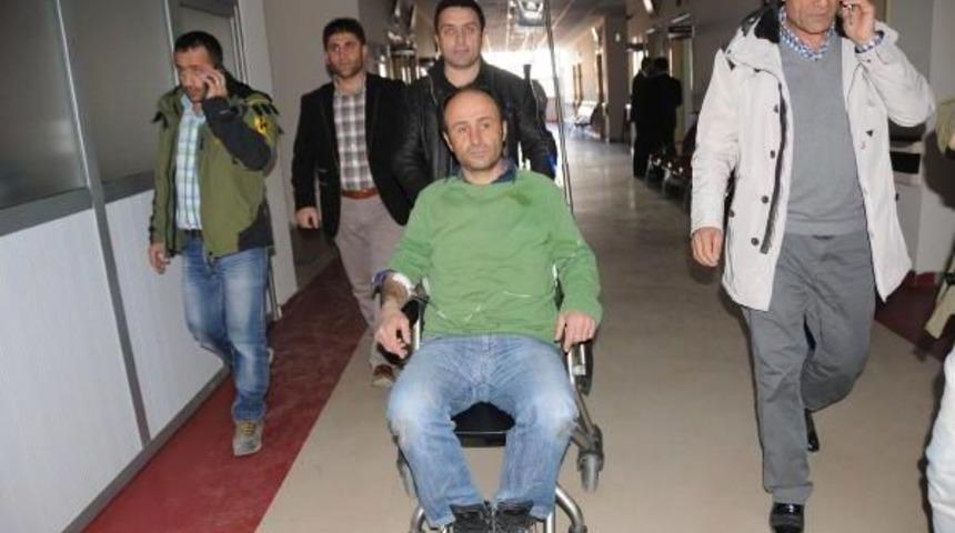 Hakkari'de Ka&ccedil;ak Elektrik Kontrol Ekibine Saldırı: 3 Yaralı