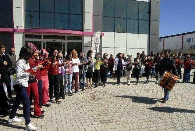 Fabrikada Kadın Ve Erkeklerden ’8 Mart’ Halayı