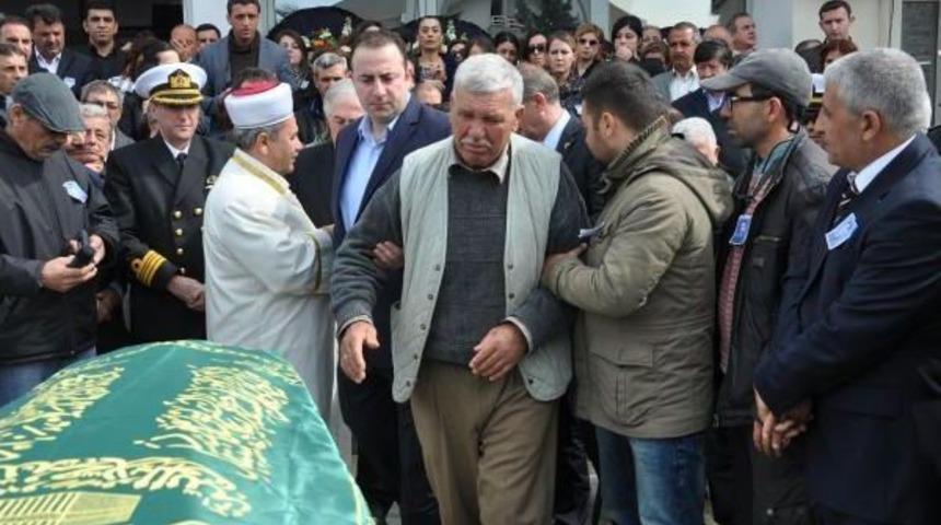 Yıkımda G&ouml;&ccedil;&uuml;k Altında Kalan Belediye Iş&ccedil;isi Toprağa Verildi