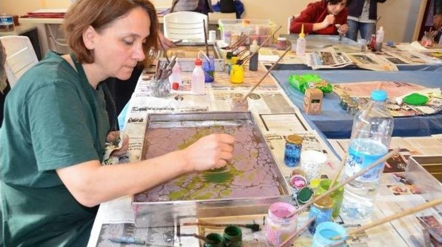 Yabancı &Ouml;ğrenciler Ebru Sanatını &Ouml;ğrendi