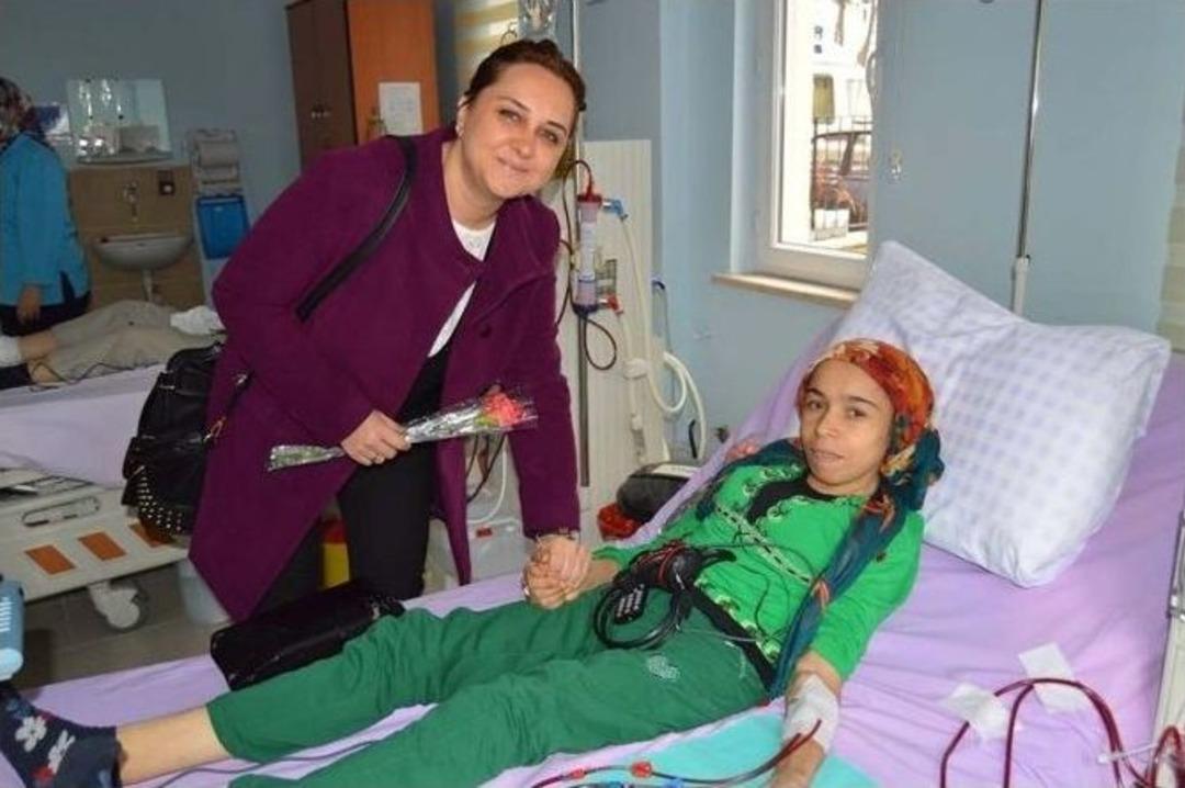 Ak Partili Kadınlardan Hastalara Ve Sağlık Personeline Karanfil