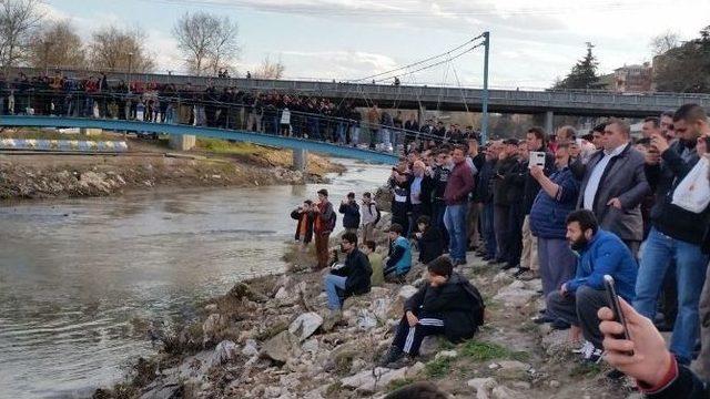 Aracı Kurtarırken Kendisi Ölüyordu 1