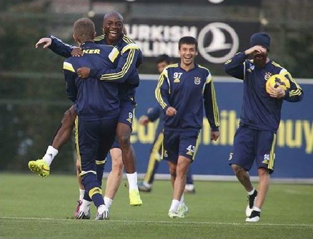 Fenerbahçe Yönetiminden Futbolculara Derbi Öncesi Destek 2