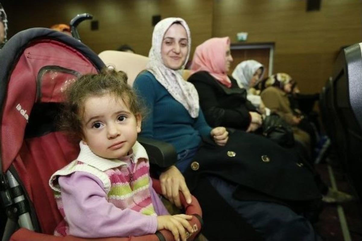 Mine İzgi Sultangazililerle Buluştu