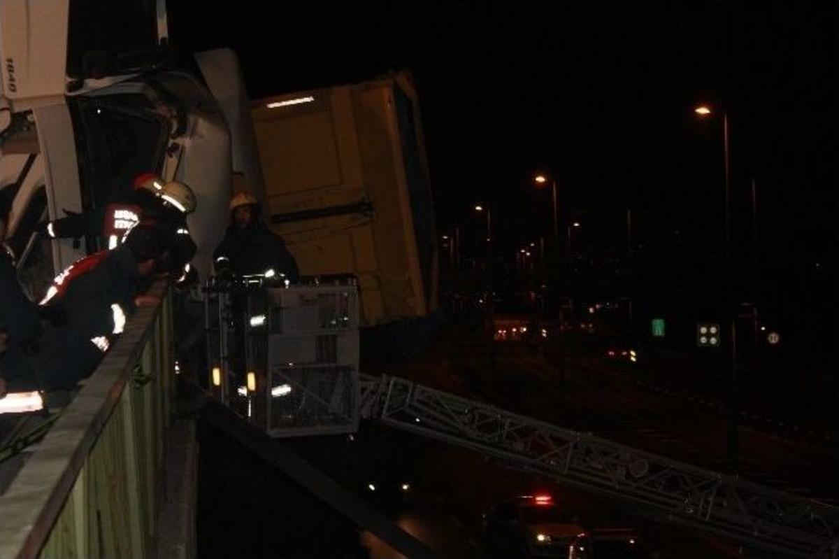 E-5&rsquo;de Kamyon Devrildi, Can Pazarı Yaşandı