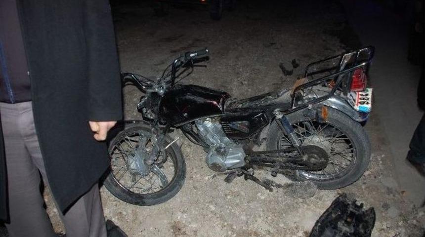 Motosiklet İle Otomobil &Ccedil;arpıştı: 2 Yaralı