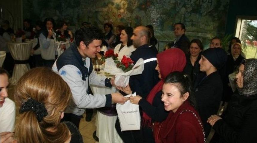 Standard Profil Kadınlar G&uuml;n&uuml;&rsquo;nde &Ccedil;alışanlarına &Ccedil;i&ccedil;ek Dağıttı