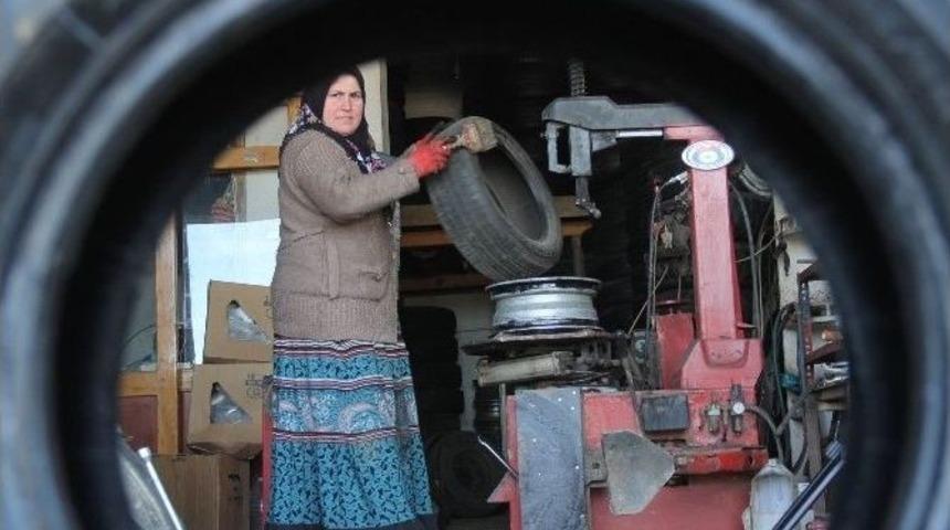 Giresun&rsquo;da Lastik Tamircisi 3 &Ccedil;ocuk Annesi Kadın G&ouml;renleri Şaşırtıyor