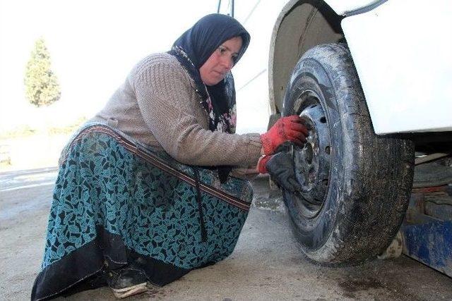 Giresun’da Lastik Tamircisi 3 Çocuk Annesi Kadın Görenleri Şaşırtıyor