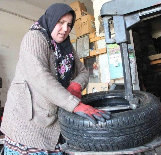 Giresun’da Lastik Tamircisi 3 Çocuk Annesi Kadın Görenleri Şaşırtıyor