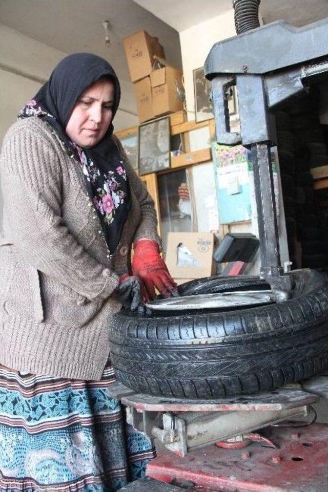 Giresun’da Lastik Tamircisi 3 Çocuk Annesi Kadın Görenleri Şaşırtıyor