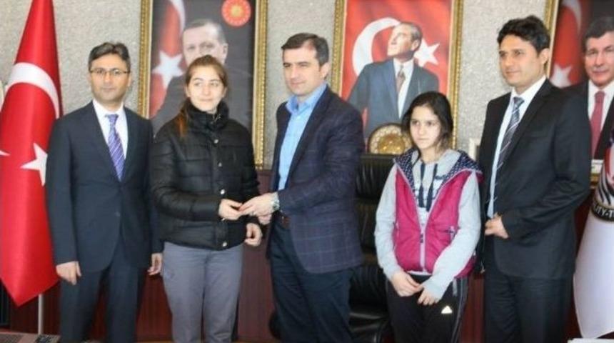 Ak&ccedil;akoca&rsquo;da Teog Sınavında Dereceye Giren &Ouml;ğrencilere Hediye