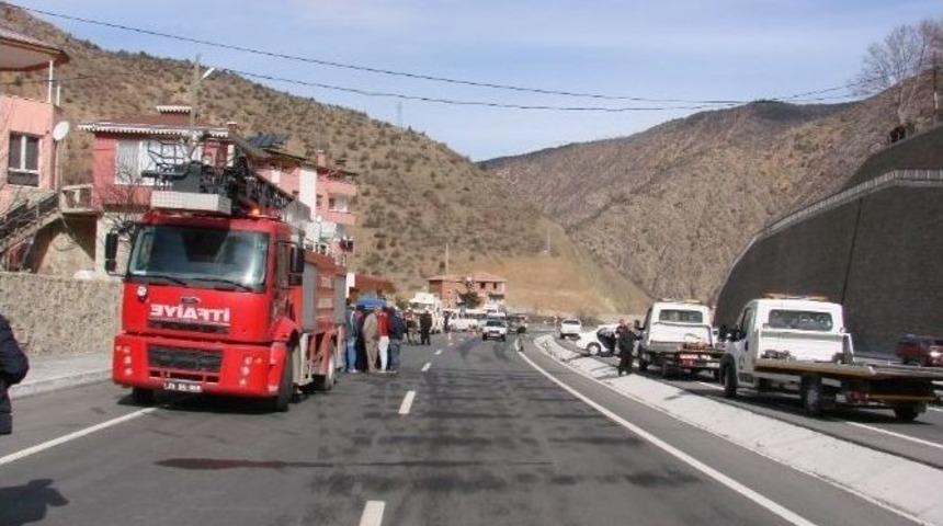 G&uuml;m&uuml;şhane&rsquo;de Cenaze Yolunda Kaza: 3 &Ouml;l&uuml;