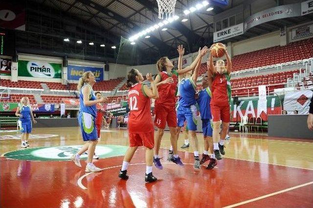 Dünya Kadınlar Günü, Basketbol Oynayarak Kutlandı