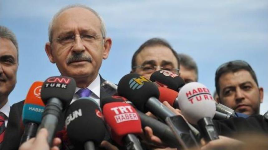 Kılı&ccedil;daroğlu, Kadın Basın Mensuplarına Karanfil Verdi (1)