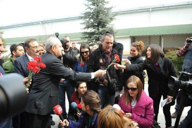 Kılıçdaroğlu, Kadın Basın Mensuplarına Karanfil Verdi (1)