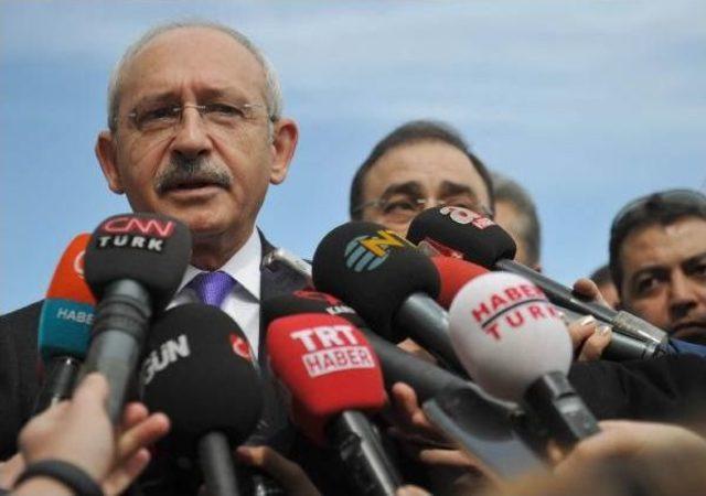 Kılıçdaroğlu, Kadın Basın Mensuplarına Karanfil Verdi (1)