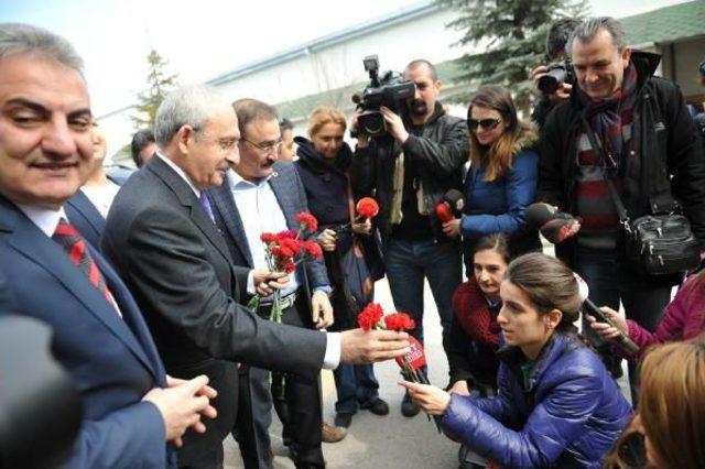 Kılıçdaroğlu, Kadın Basın Mensuplarına Karanfil Verdi (1)