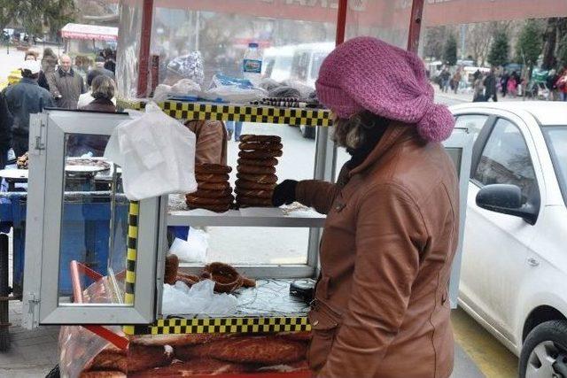 (özel Haber) Kocasını Kaybettikten Sonra Geçimini Simit Satarak Sağlıyor