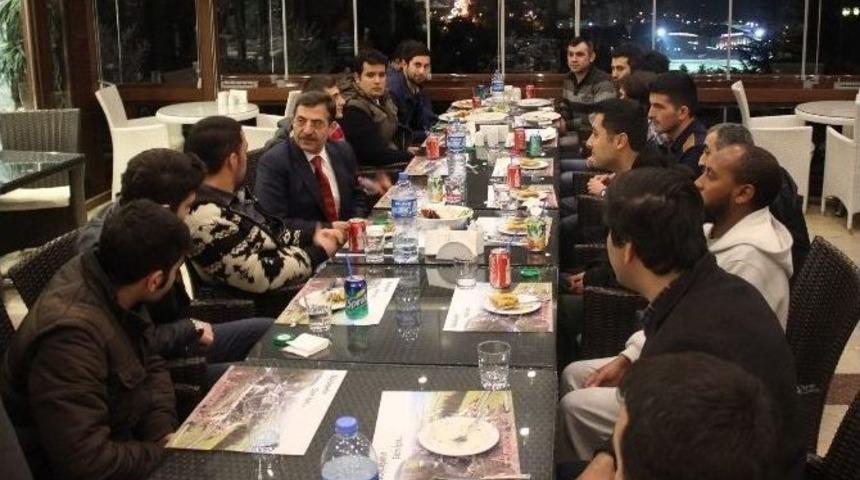 Bakan G&uuml;ll&uuml;ce, &Uuml;niversiteli Gen&ccedil;lerle Buluştu