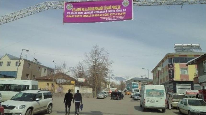 Varto Belediyesinden &Uuml;&ccedil; Dilden 8 Mart Kutlama Pankartı