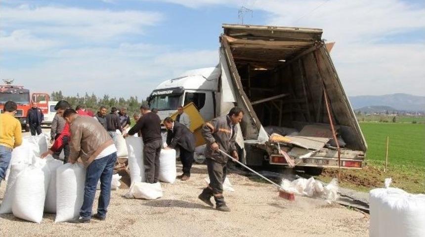 Hatay&rsquo;da Karabiber Y&uuml;kl&uuml; Tır Devrildi: 1 Yaralı