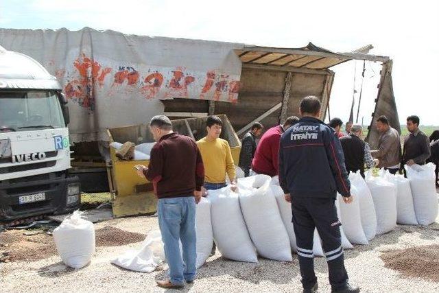 Hatay’da Karabiber Yüklü Tır Devrildi: 1 Yaralı