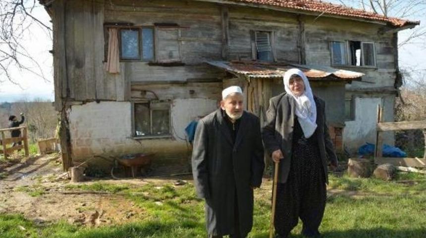 Yaşlı &Ccedil;ift, Her Han &Uuml;stlerine &Ccedil;&ouml;kecek Bu Binada Oturuyor