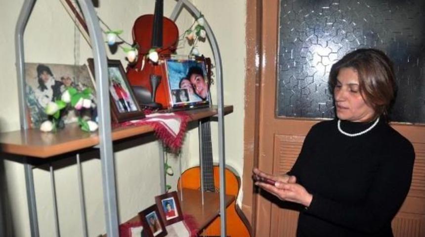 Şiddetten Ka&ccedil;arken Kızını Kaybeden Anne Kitap Yazıyor