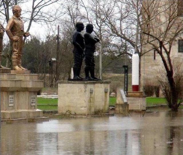 Edirne’De Sular Yükseldi, Köprüler Trafiğe Kapatıldı