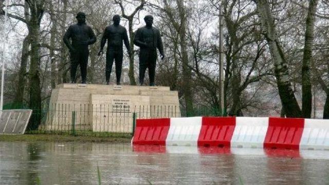 Edirne’De Sular Yükseldi, Köprüler Trafiğe Kapatıldı