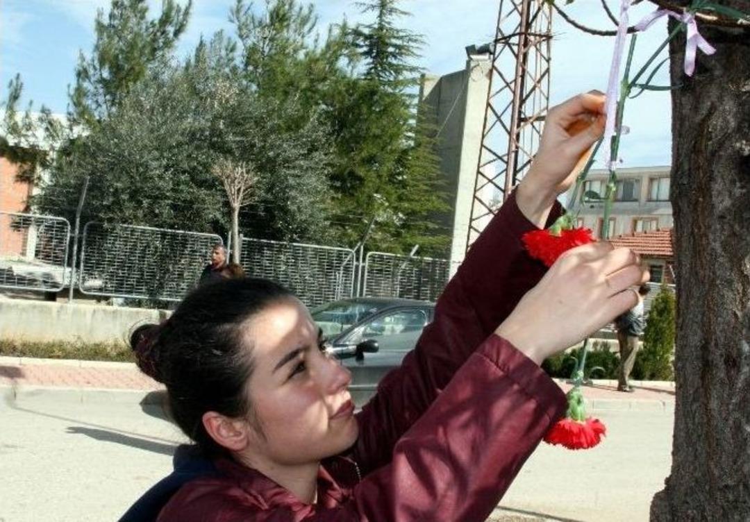 Patlamada &Ouml;len Kadın İş&ccedil;iler Karanfillerle Anıldı