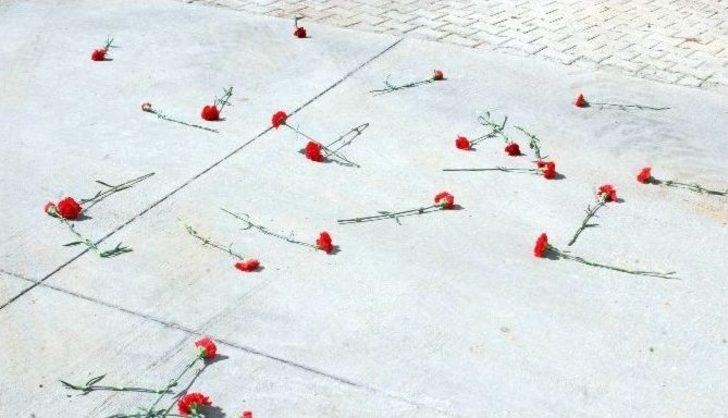 Patlamada Ölen Kadın İşçiler Karanfillerle Anıldı G3