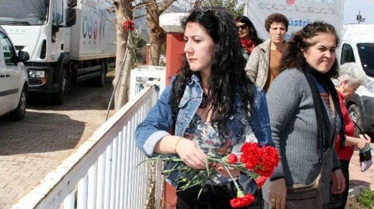 Patlamada Ölen Kadın İşçiler Karanfillerle Anıldı G4