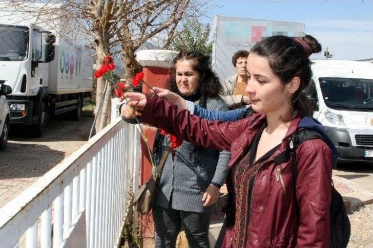 Patlamada Ölen Kadın İşçiler Karanfillerle Anıldı G5