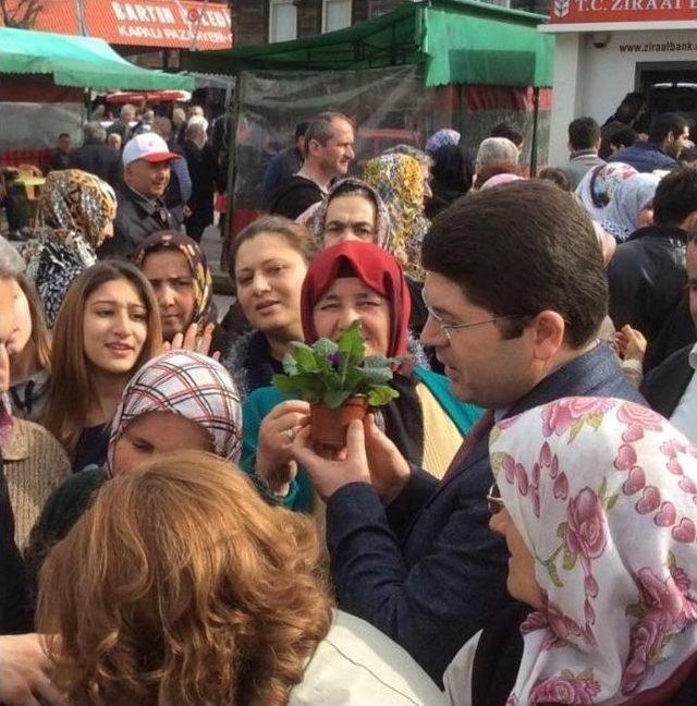 Milletvekili Tunç, Kadınlar Günü Etkinliğinde Menekşe Dağıttı