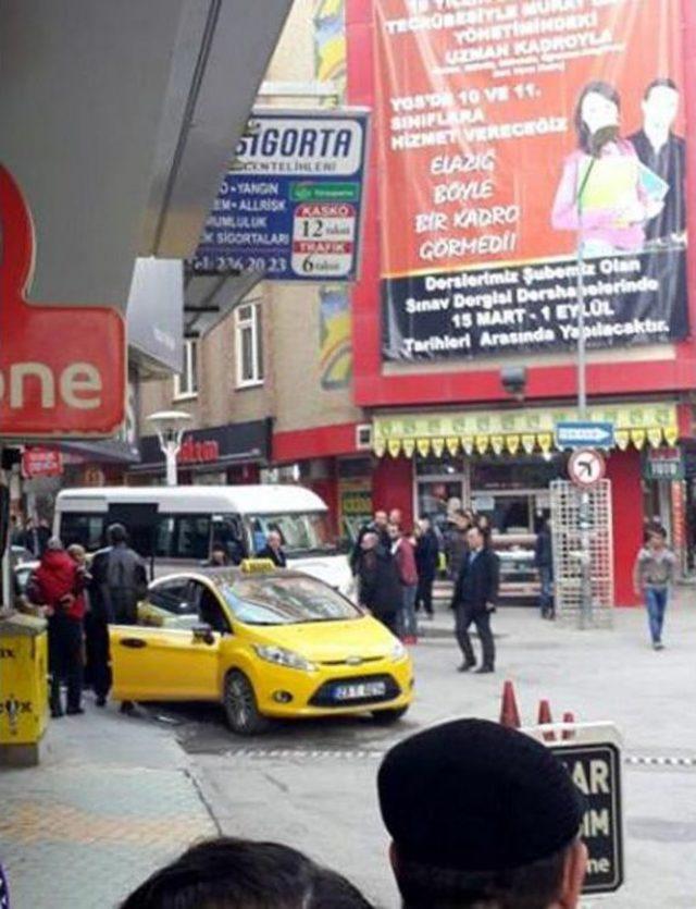 Kovaladığı Kişiyi Taksi Içinde Vurdu