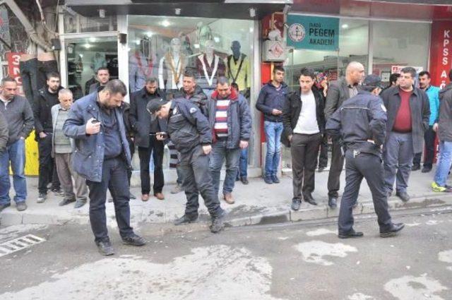 Kovaladığı Kişiyi Taksi Içinde Vurdu